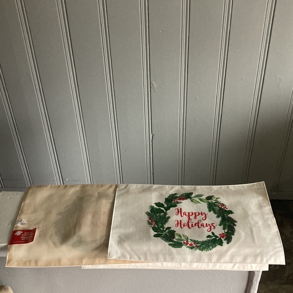 NWT Set of 4- Cream- Happy Holidays- Holly Wreath- Dining Table Placemats 12x18 - Picture 10 of 15